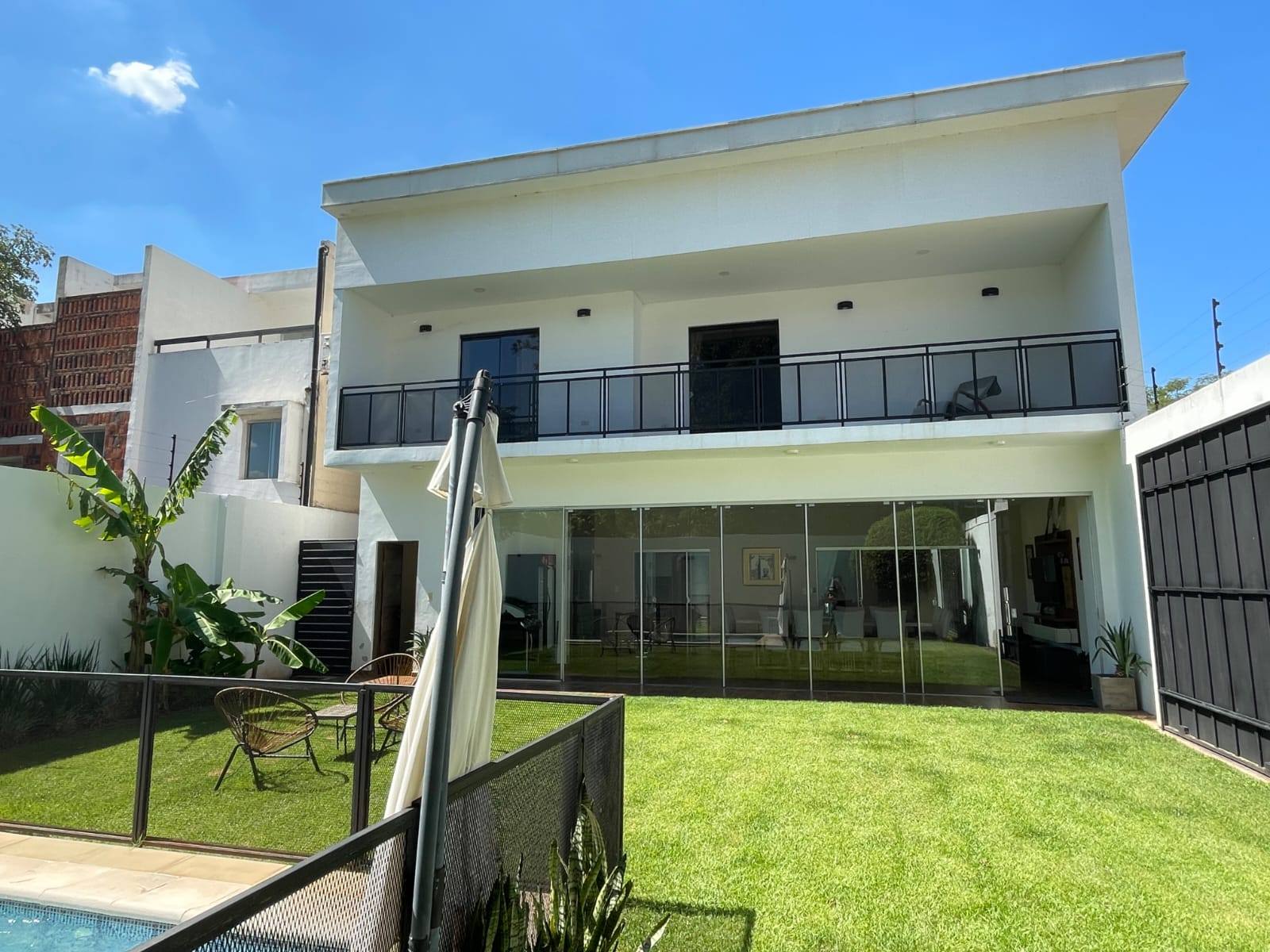 En venta o alquiler hermosa residencia en la zona del Yatch y Golf Club Lambare - imagen 2