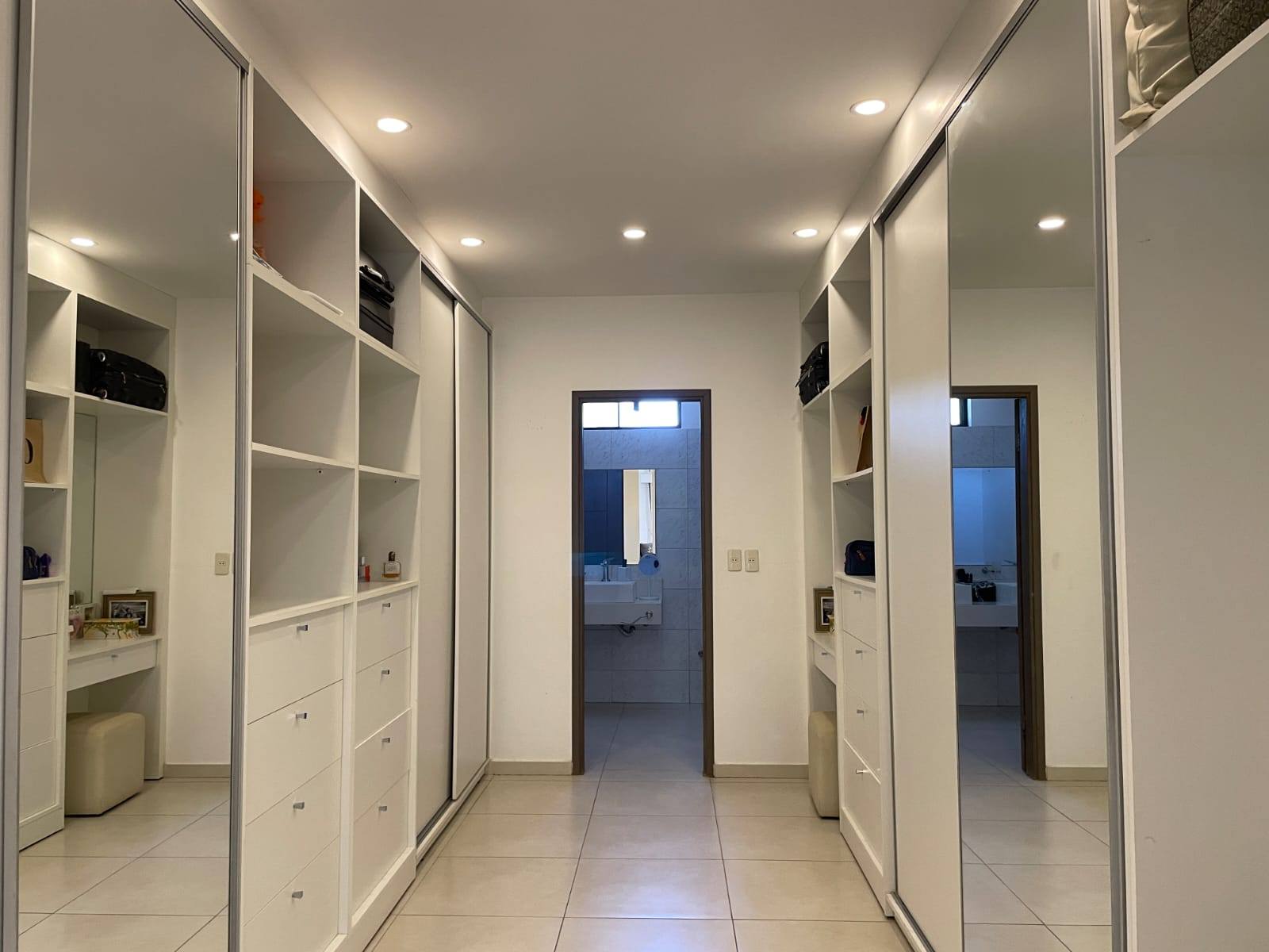 En venta o alquiler hermosa residencia en la zona del Yatch y Golf Club Lambare - imagen 14
