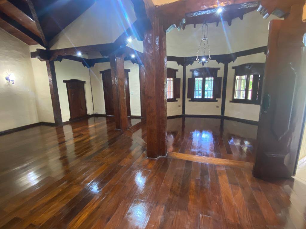 Tu nuevo hogar te espera! Hermosa casa cerca del Shopping del Sol - imagen 2