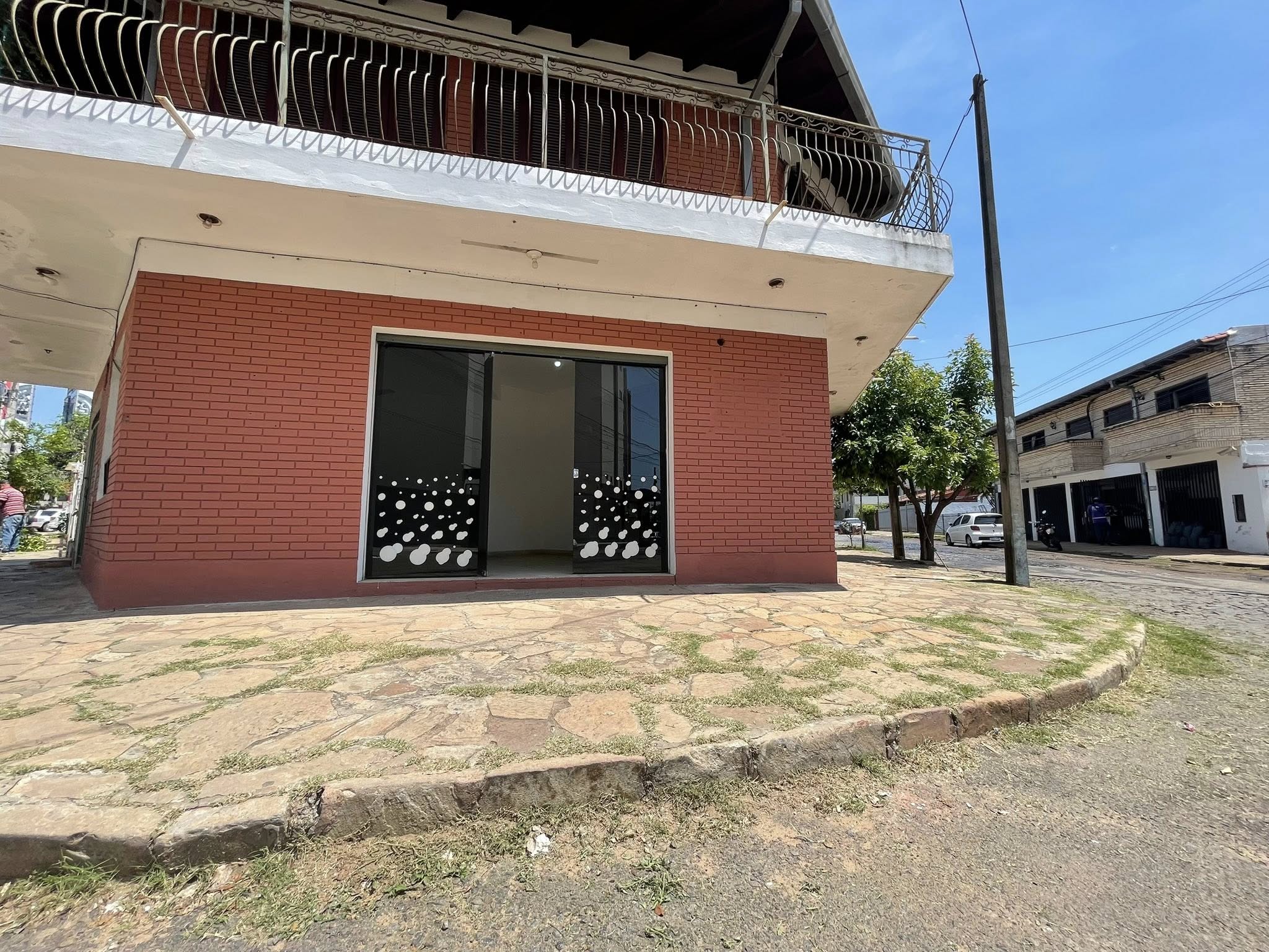 🚨Alquilo hermoso local comercial en esquina, a pasos de la Avda Aviadores y Molas López próximo al Paseo la Galería❗️ - 1