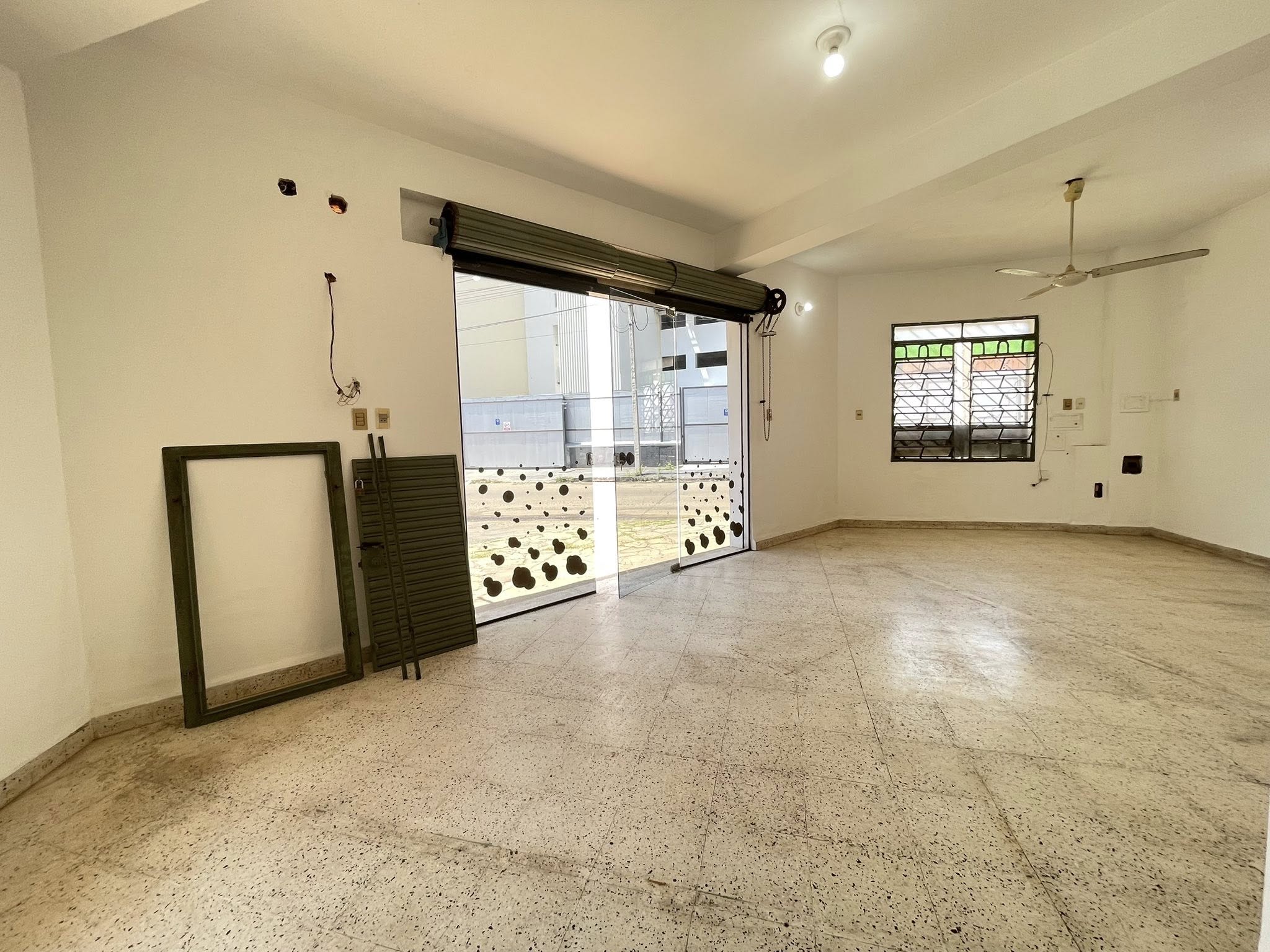 🚨Alquilo hermoso local comercial en esquina, a pasos de la Avda Aviadores y Molas López próximo al Paseo la Galería❗️ - 3