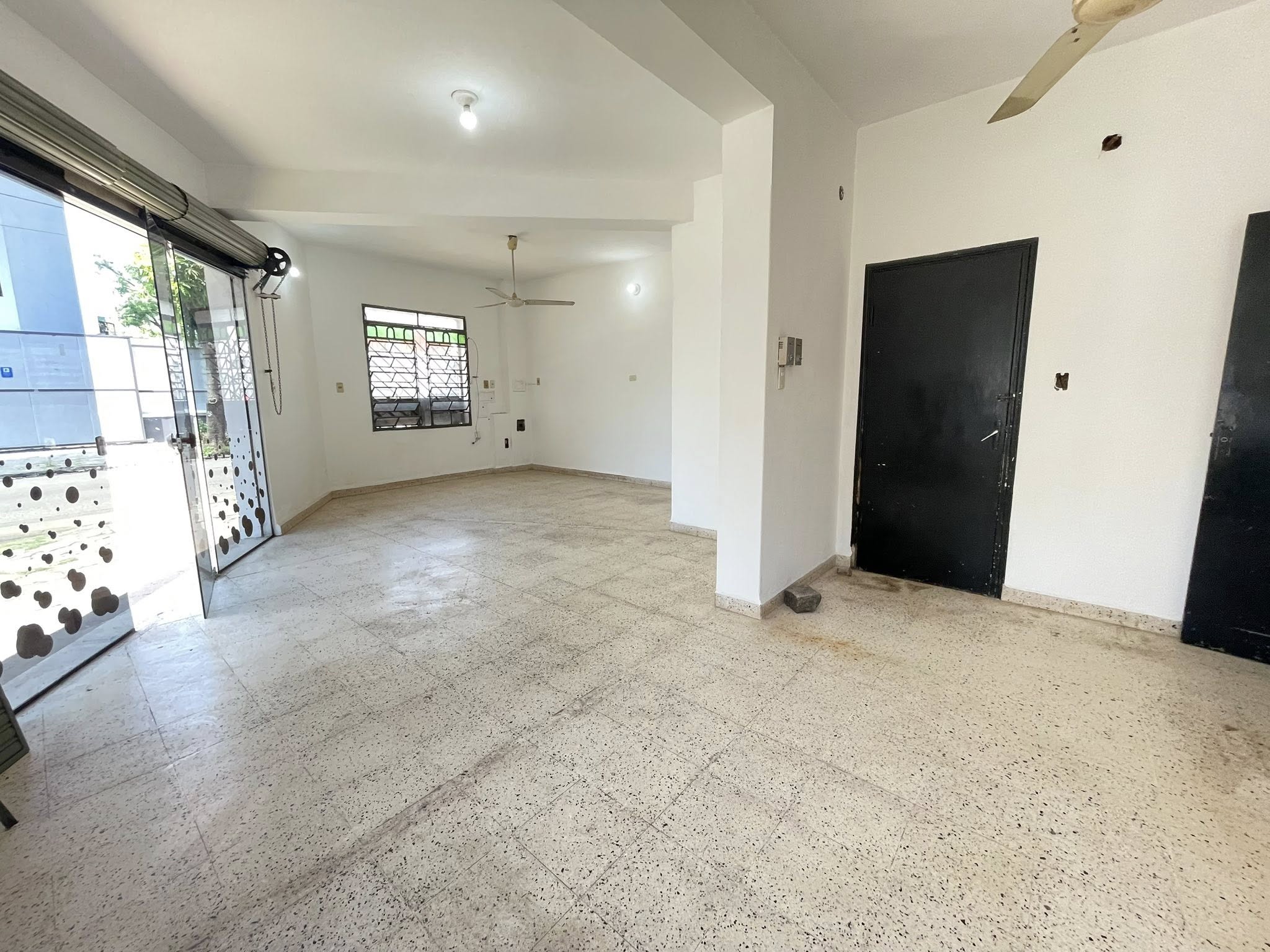🚨Alquilo hermoso local comercial en esquina, a pasos de la Avda Aviadores y Molas López próximo al Paseo la Galería❗️ - 4