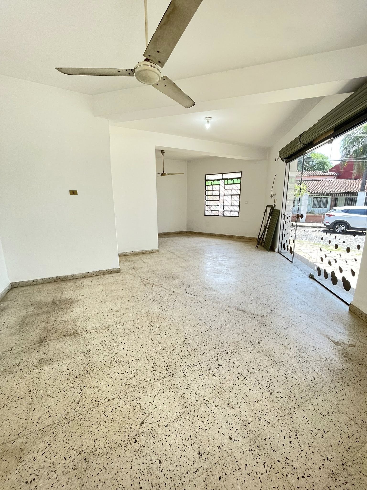 🚨Alquilo hermoso local comercial en esquina, a pasos de la Avda Aviadores y Molas López próximo al Paseo la Galería❗️ - 5