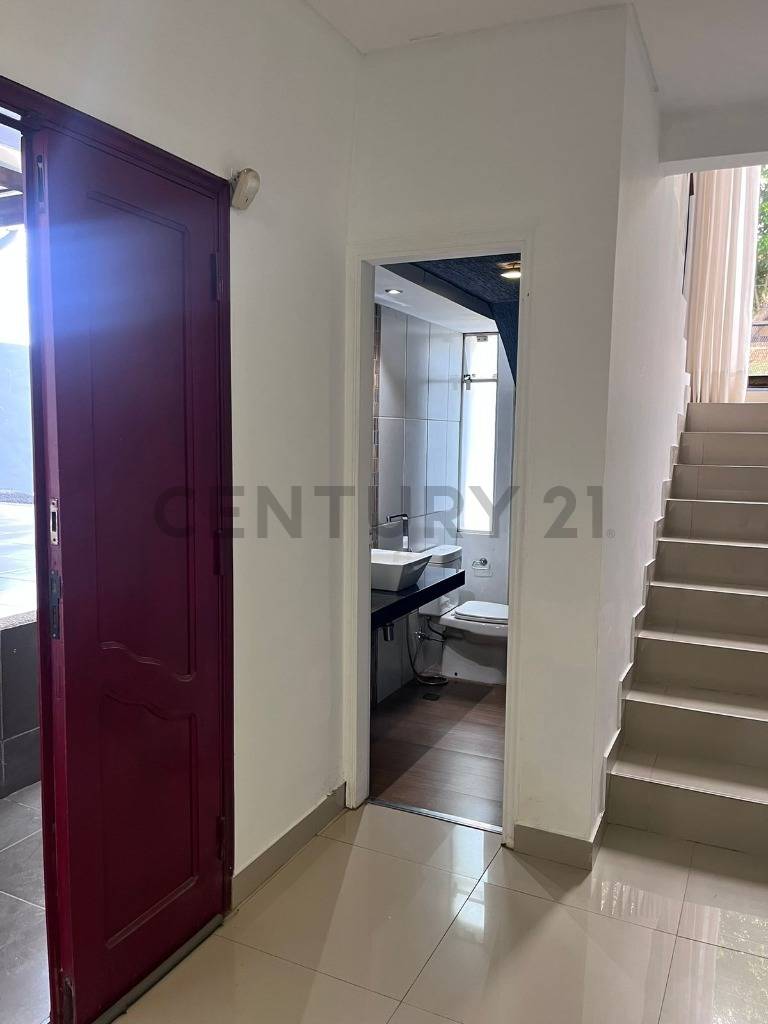 Se alquila residencia a media cuadra del Cit - 12