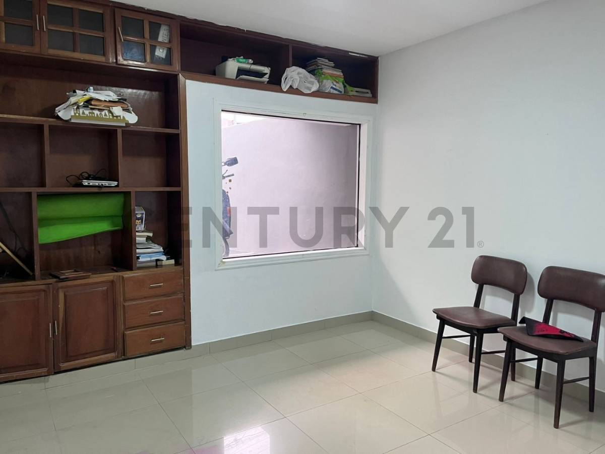 Se alquila residencia a media cuadra del Cit - 16