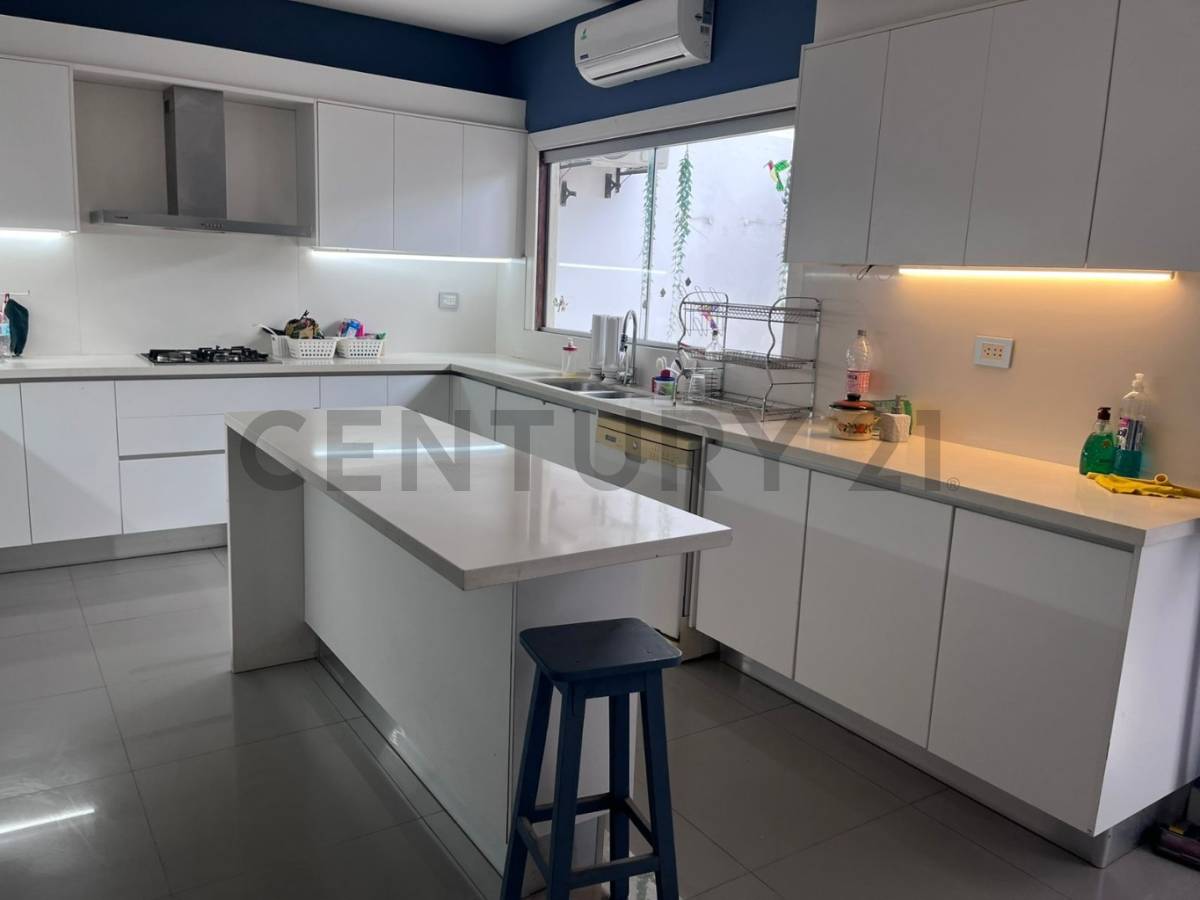 Se alquila residencia a media cuadra del Cit - 17
