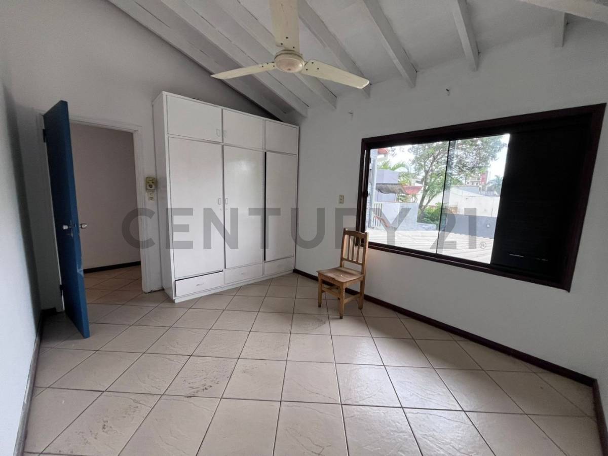Se alquila residencia a media cuadra del Cit - 19