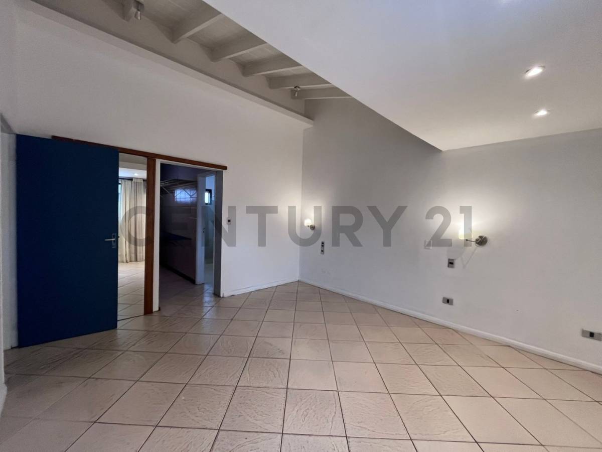 Se alquila residencia a media cuadra del Cit - 23