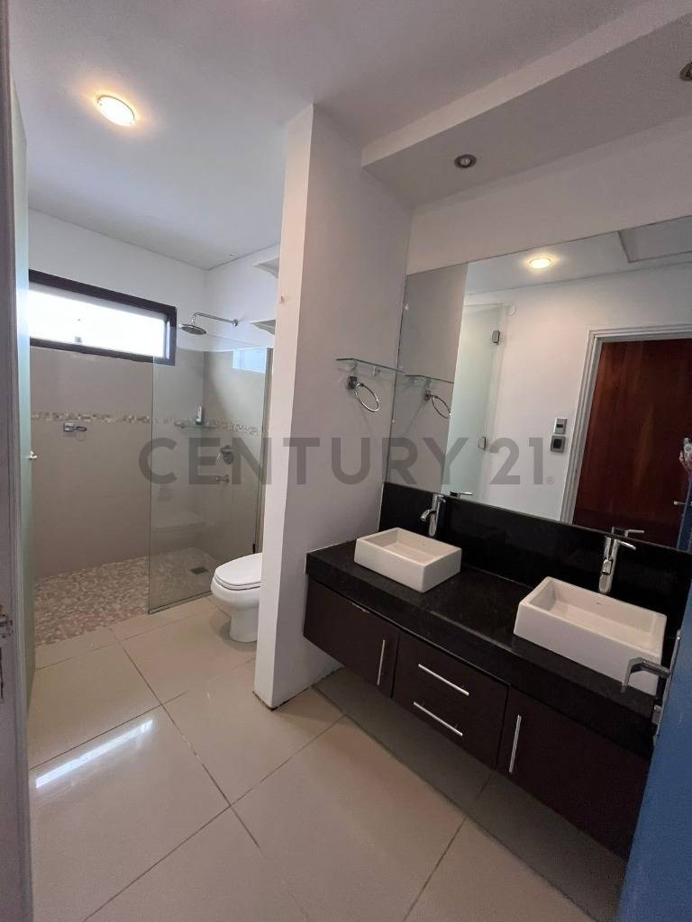 Se alquila residencia a media cuadra del Cit - 25