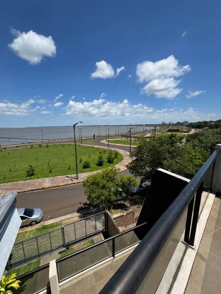 Alquilo hermosa y AMPLIA RESIDENCIA frente al río  Encarnación. - 4