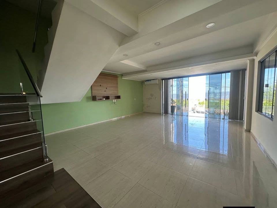 Alquilo hermosa y AMPLIA RESIDENCIA frente al río  Encarnación. - 8
