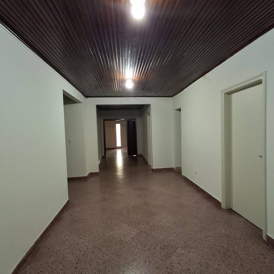 OPORTUNIDAD EN SAJONIA! 🏠 Ideal para Oficina o Vivienda Familiar - 3