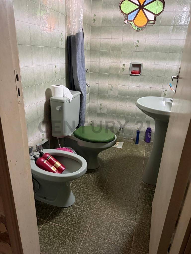 VENDO AMPLIA CASA A DEMOLER O REFACCIONAR - imagen 9