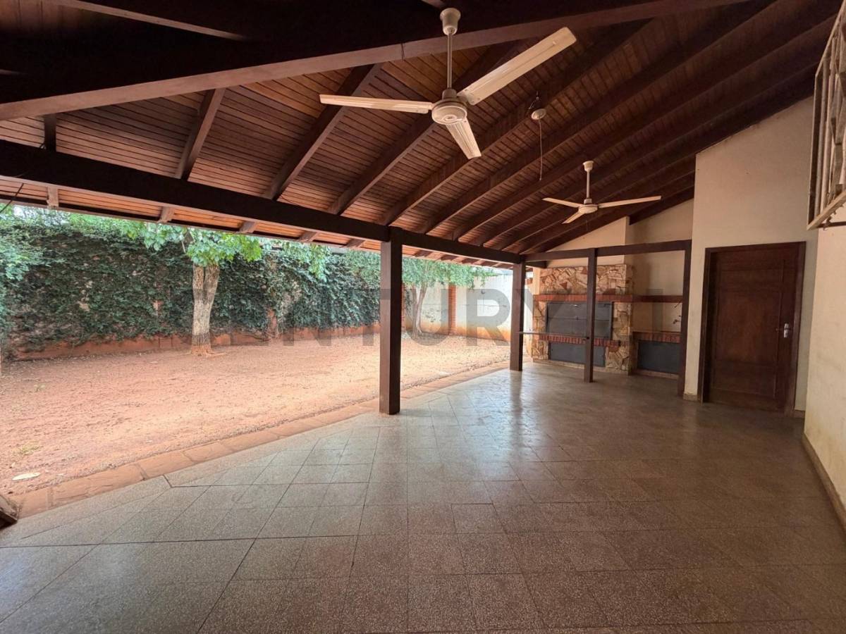CASA EN BARRIO MBURUCUYÁ – SOBRE AV. SANTÍSIMA TRINIDAD - 4