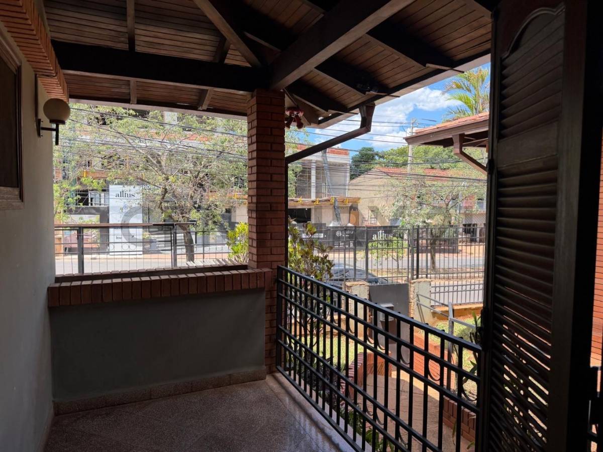 CASA EN BARRIO MBURUCUYÁ – SOBRE AV. SANTÍSIMA TRINIDAD - 5