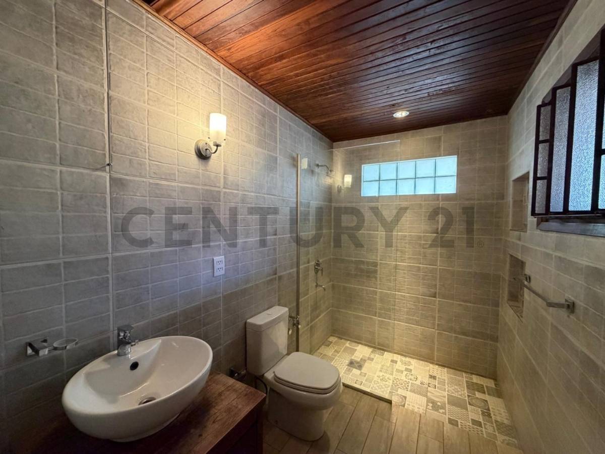 CASA EN BARRIO MBURUCUYÁ – SOBRE AV. SANTÍSIMA TRINIDAD - 6