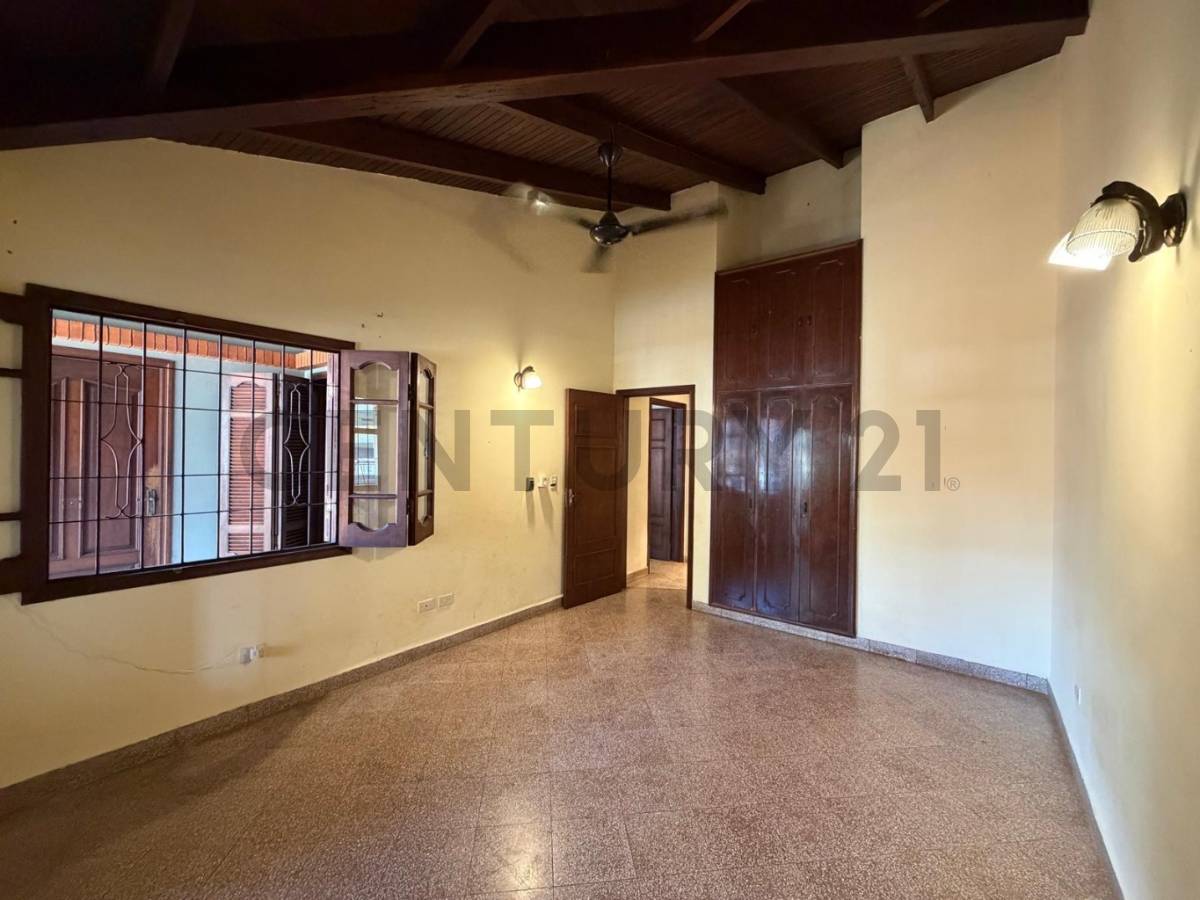 CASA EN BARRIO MBURUCUYÁ – SOBRE AV. SANTÍSIMA TRINIDAD - 8