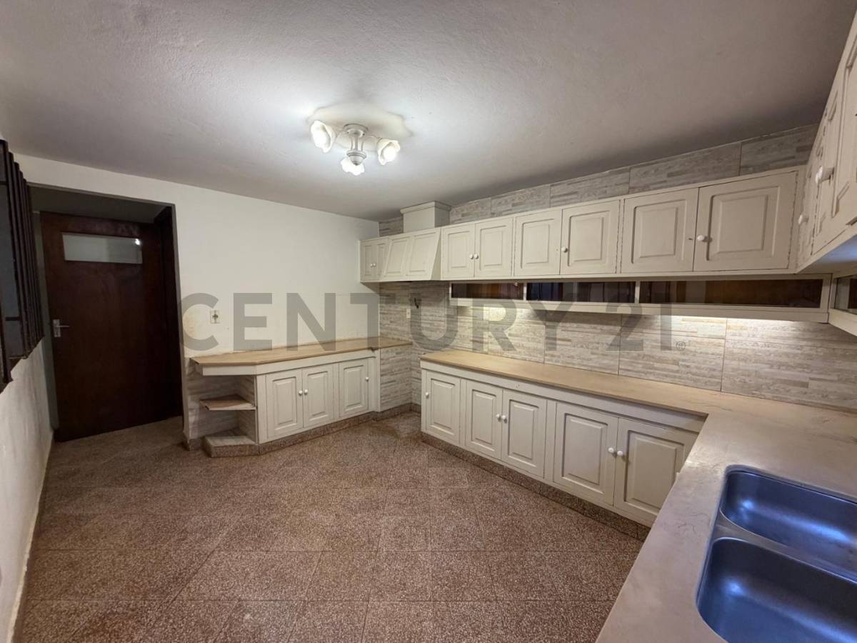 CASA EN BARRIO MBURUCUYÁ – SOBRE AV. SANTÍSIMA TRINIDAD - 10