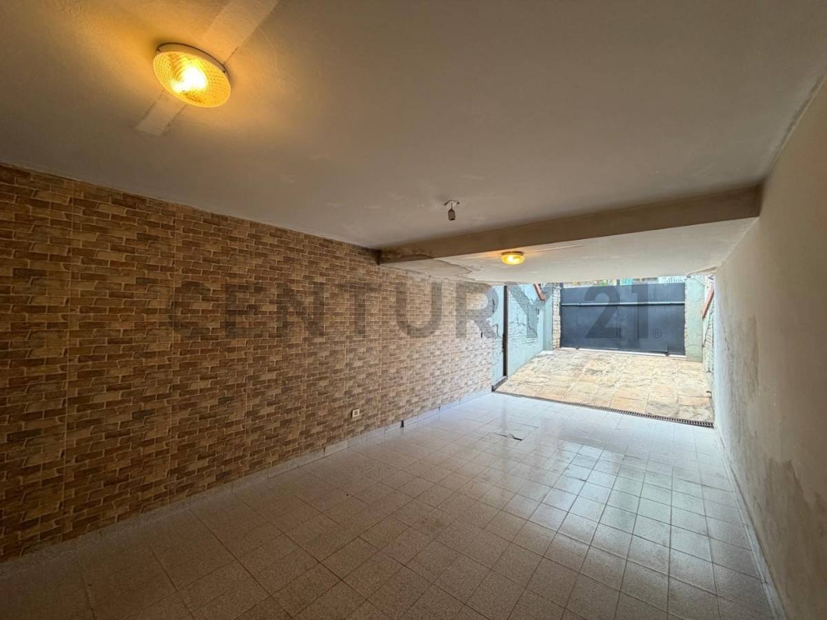 CASA EN BARRIO MBURUCUYÁ – SOBRE AV. SANTÍSIMA TRINIDAD - 11