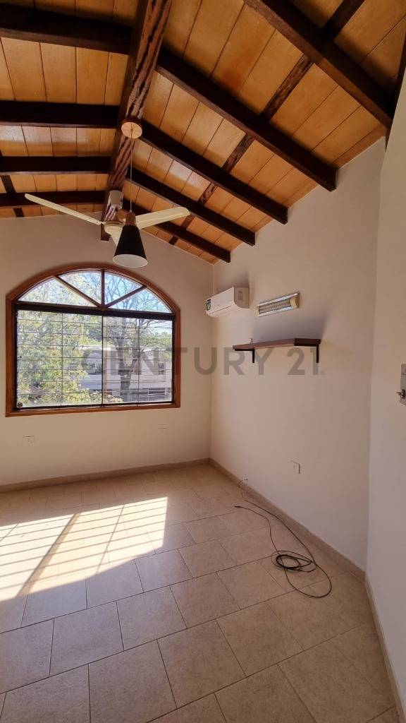 VENDO – Hermosa Casa en Barrio Mburucuyá, Asunción. - 11