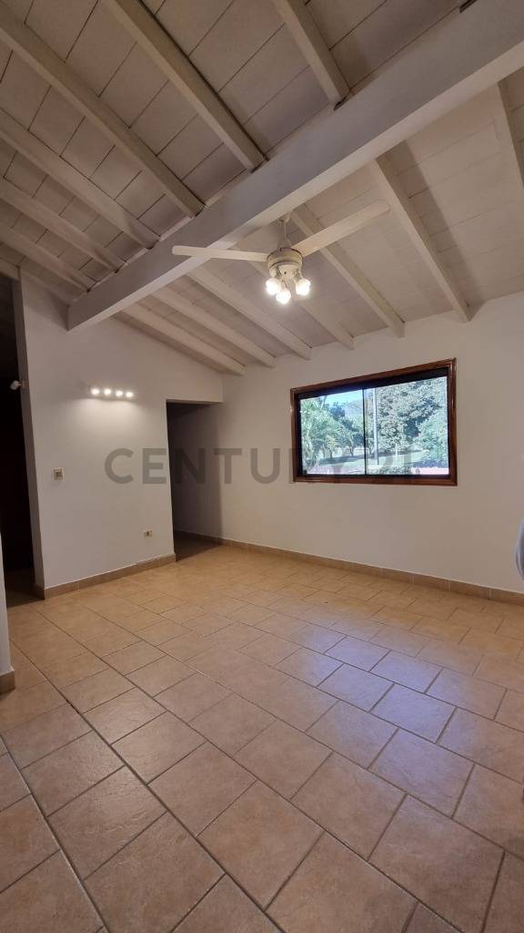 VENDO – Hermosa Casa en Barrio Mburucuyá, Asunción. - 13
