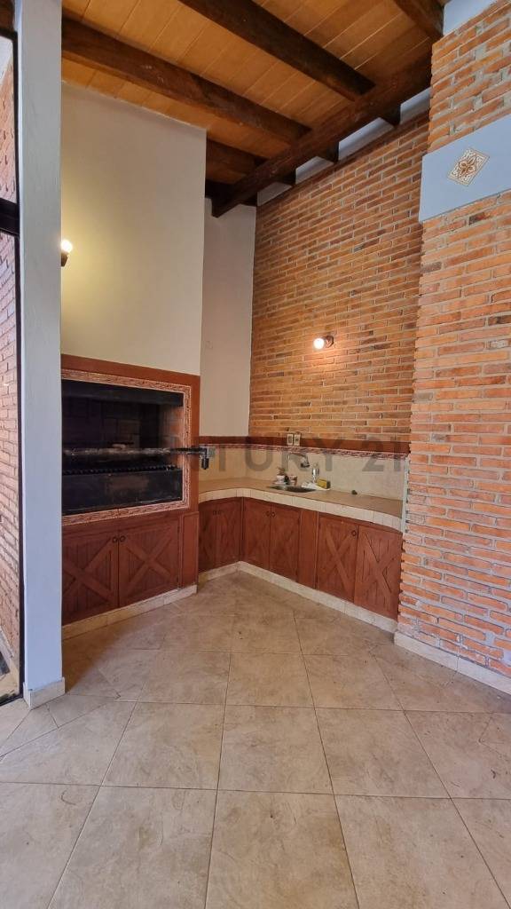 VENDO – Hermosa Casa en Barrio Mburucuyá, Asunción. - 16