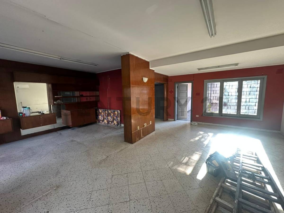 VENDO CASA / OFICINA en el barrio Dr. Gaspar Rodriguez de Francia - 18