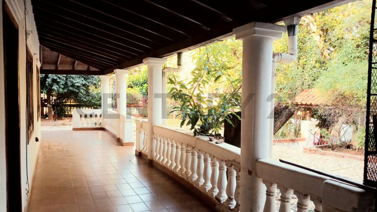 EN VENTA INMUEBLE EN ESQUINA, A REFACCIONAR, EN BARRIO HIPÓDROMO. - 5