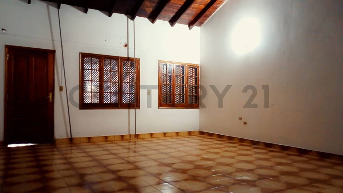 EN VENTA INMUEBLE EN ESQUINA, A REFACCIONAR, EN BARRIO HIPÓDROMO. - 8