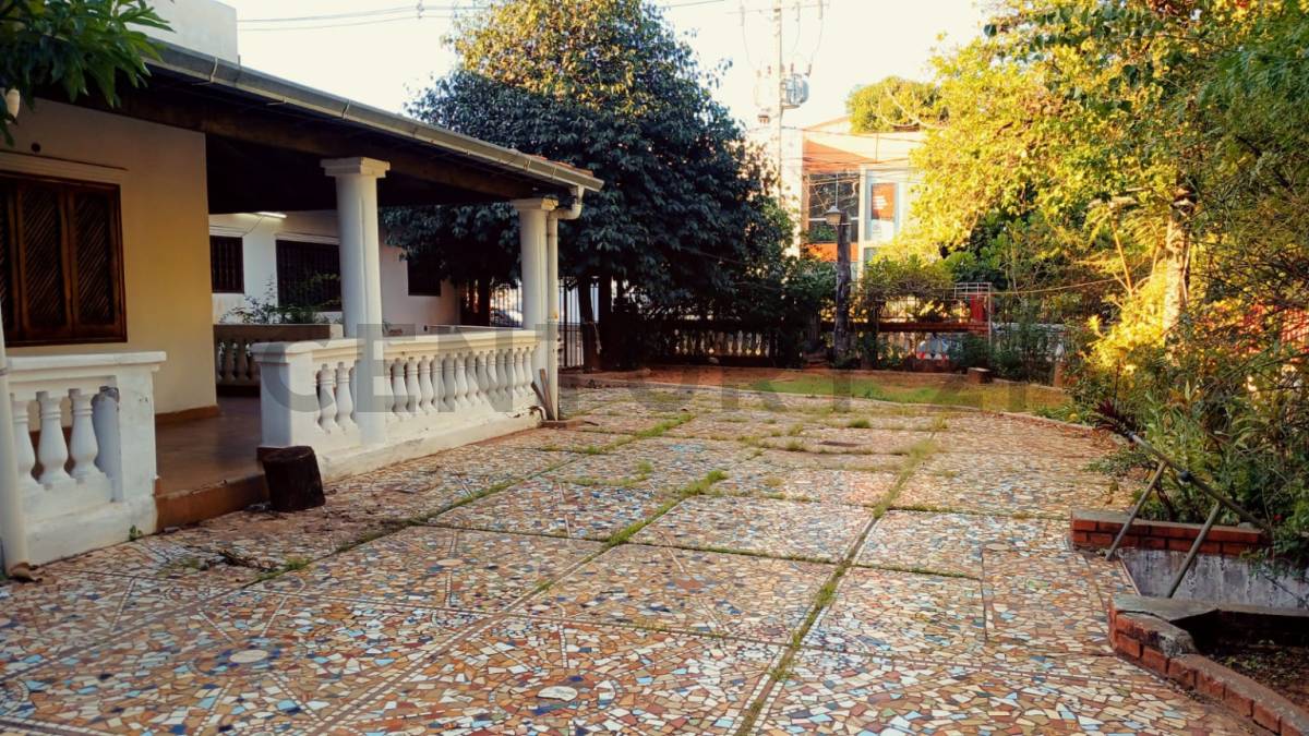 EN VENTA INMUEBLE EN ESQUINA, A REFACCIONAR, EN BARRIO HIPÓDROMO. - 10