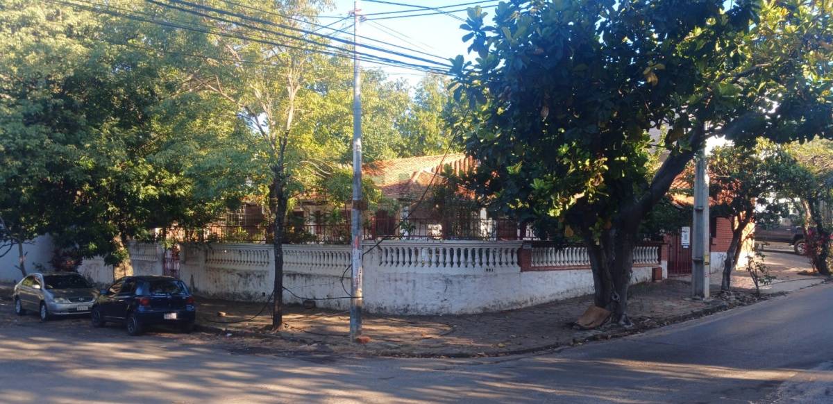 EN VENTA INMUEBLE EN ESQUINA, A REFACCIONAR, EN BARRIO HIPÓDROMO. - 11