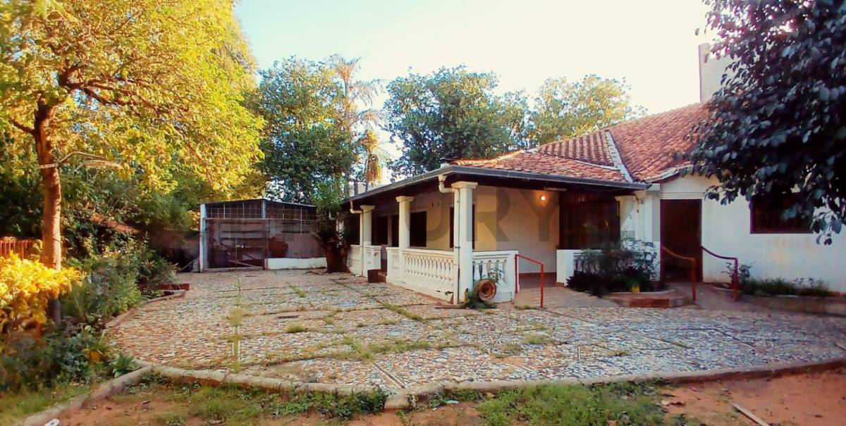EN VENTA INMUEBLE EN ESQUINA, A REFACCIONAR, EN BARRIO HIPÓDROMO. - 12