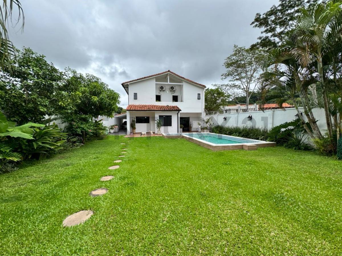 Casa de 4/5 dorm. en Itá Enramada - a 1 cuadra de la Av. Costanera Sur - 5