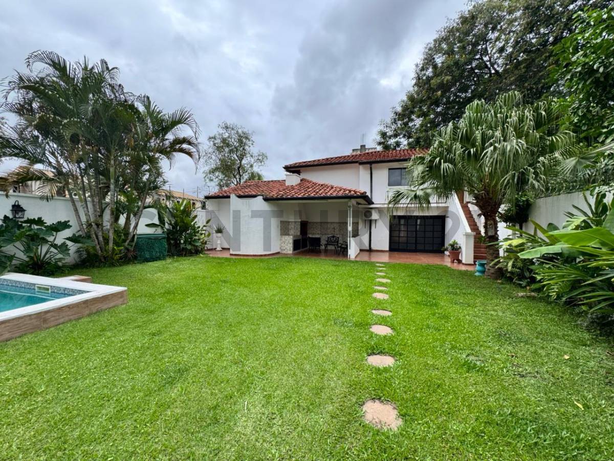 Casa de 4/5 dorm. en Itá Enramada - a 1 cuadra de la Av. Costanera Sur - 1