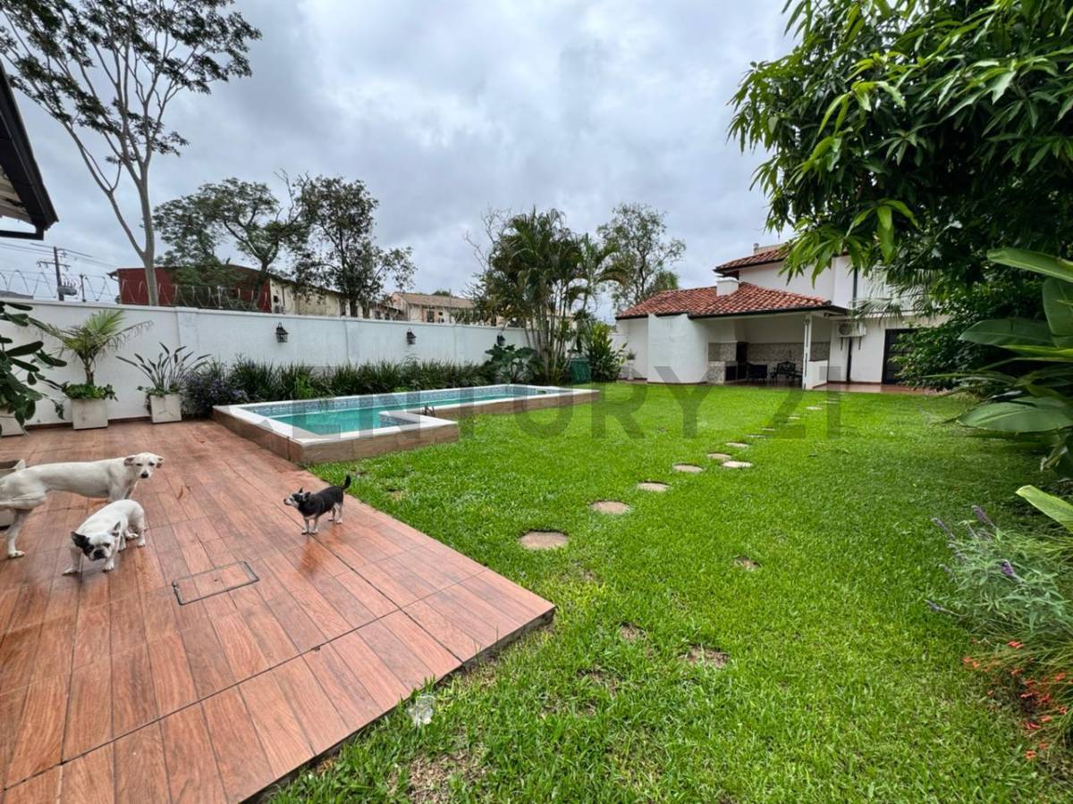 Casa de 4/5 dorm. en Itá Enramada - a 1 cuadra de la Av. Costanera Sur - 6