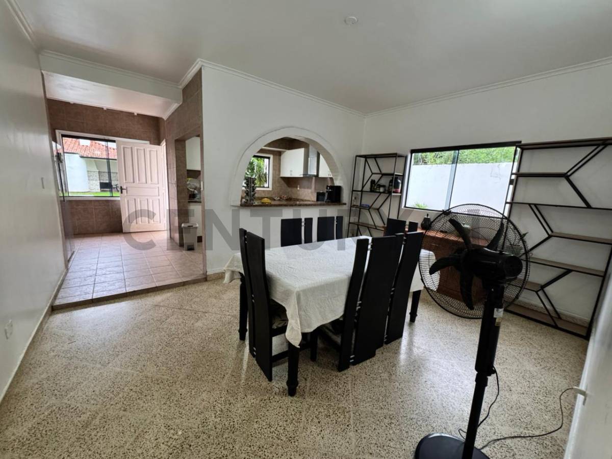 Casa de 4/5 dorm. en Itá Enramada - a 1 cuadra de la Av. Costanera Sur - 13