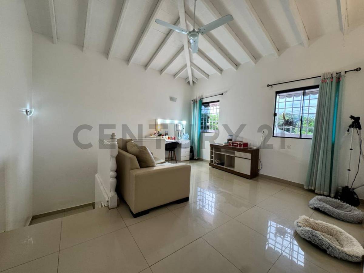 Casa de 4/5 dorm. en Itá Enramada - a 1 cuadra de la Av. Costanera Sur - 17