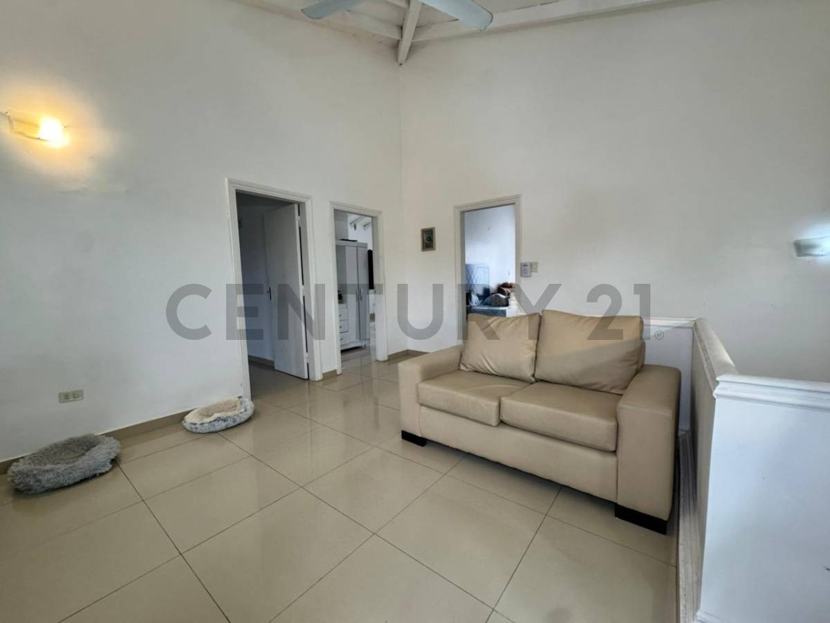 Casa de 4/5 dorm. en Itá Enramada - a 1 cuadra de la Av. Costanera Sur - 18