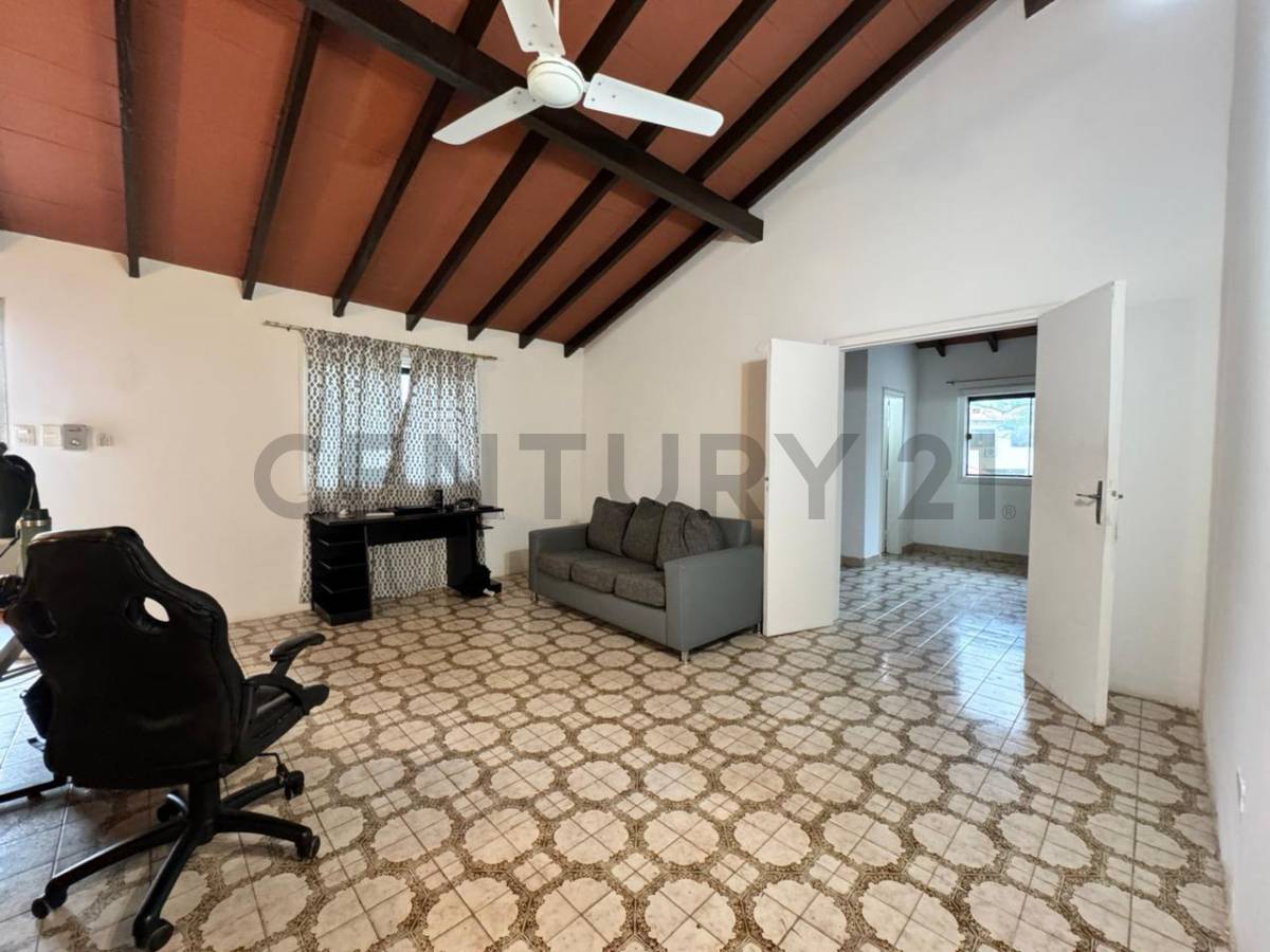 Casa de 4/5 dorm. en Itá Enramada - a 1 cuadra de la Av. Costanera Sur - 24