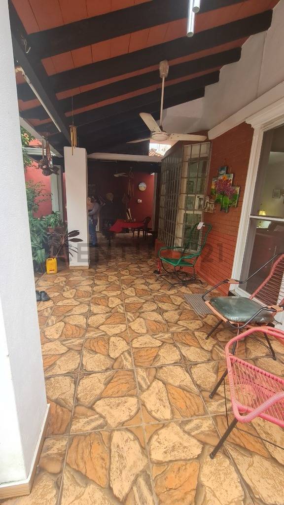 Casa en Venta en Barrio Las Lomas – Amplio Terreno frente a Plaza - imagen 3