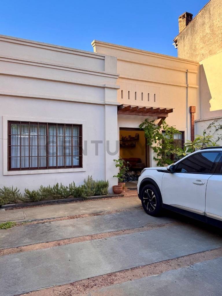 EN VENTA - CASA DE ESTILO MEDITERRÁNEO EN BARRIO LAS MERCEDES - 1
