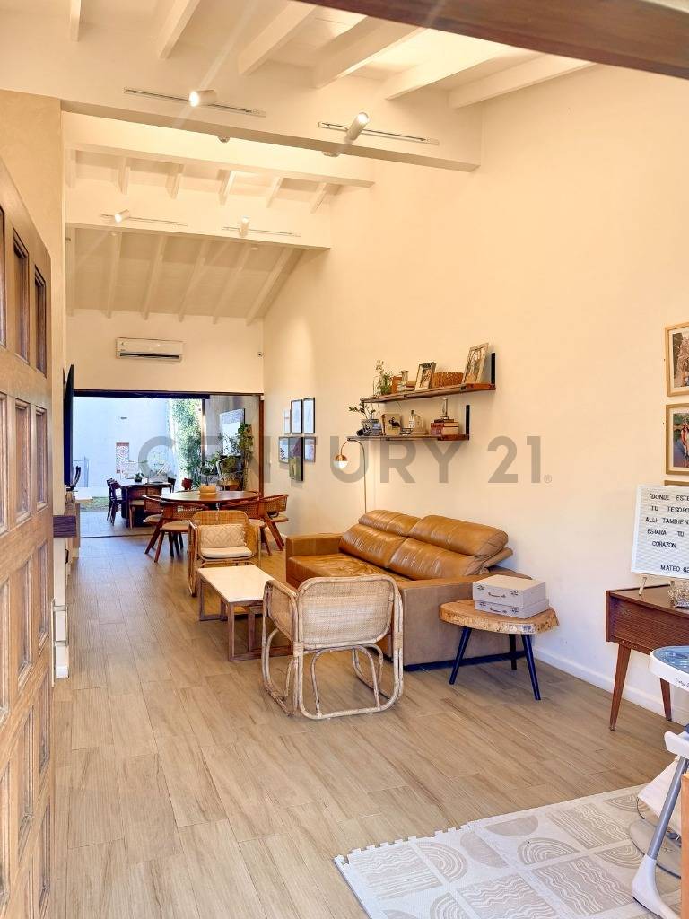 EN VENTA - CASA DE ESTILO MEDITERRÁNEO EN BARRIO LAS MERCEDES - 2