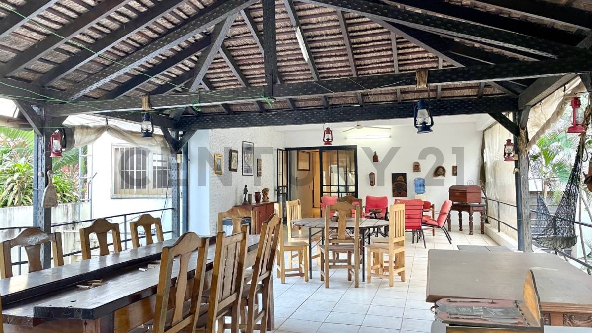 SE VENDE HERMOSA RESIDENCIA EN EL BARRIO LAS MERCEDES - 5