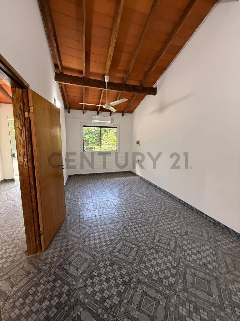 Casa Duplex en venta – Barrio Golondrinas, Loma Pytã - 17