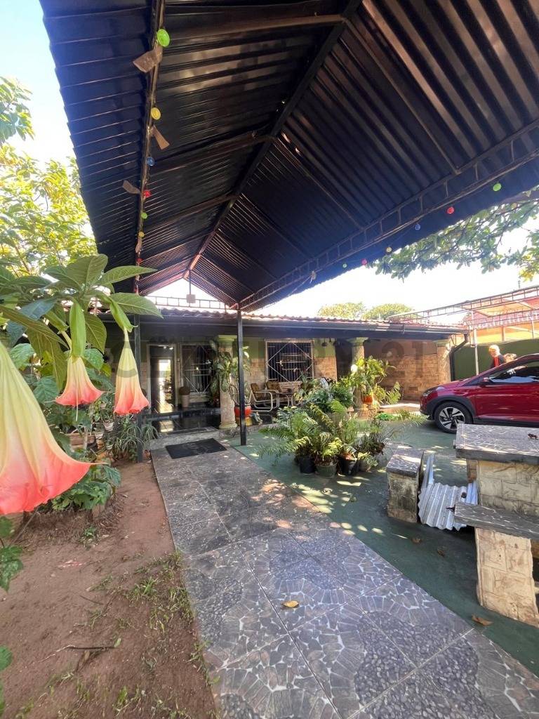 Residencia familiar con excelente ubicación en Loma Pyta - 5