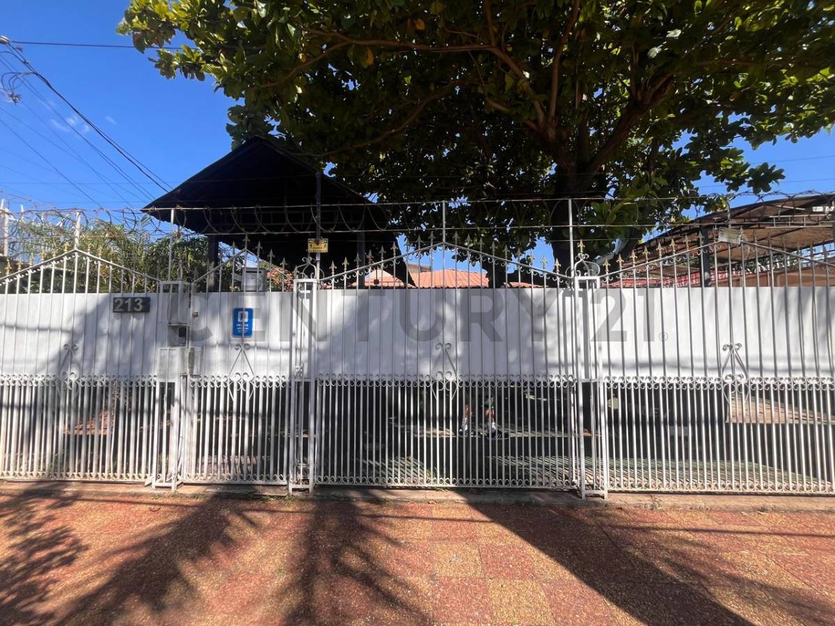 Residencia familiar con excelente ubicación en Loma Pyta - 6