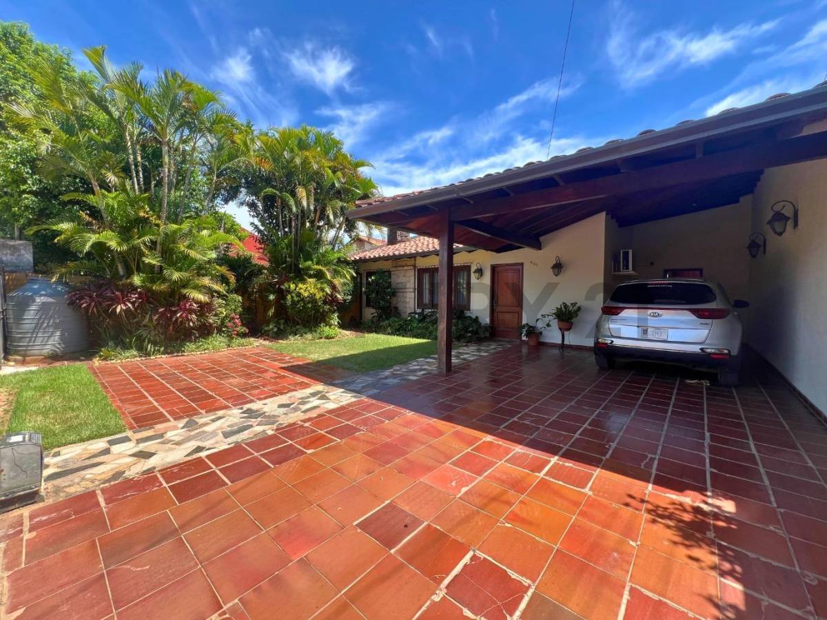 CASA CON EXCELENTE UBICACIÓN EN BARRIO LOS LAURELES - imagen 2