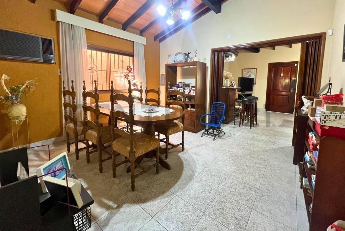 CASA CON EXCELENTE UBICACIÓN EN BARRIO LOS LAURELES - imagen 6