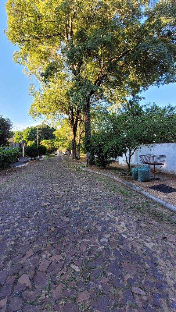 EN VENTA AMPLIA PROPIEDAD EN BARRIO MBOCAYATY - imagen 4
