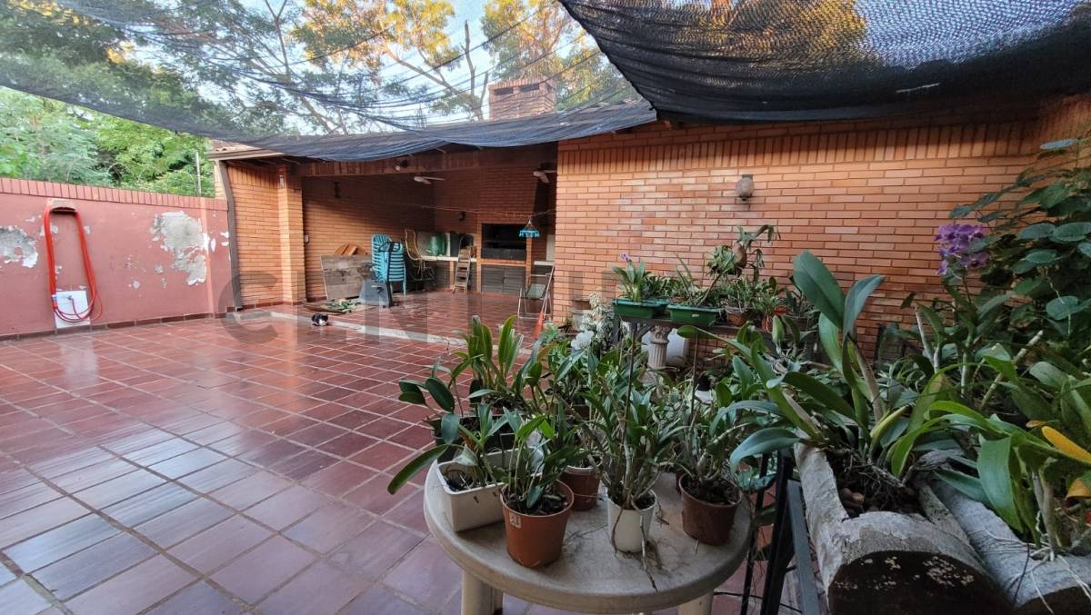 EN VENTA AMPLIA PROPIEDAD EN BARRIO MBOCAYATY - imagen 9